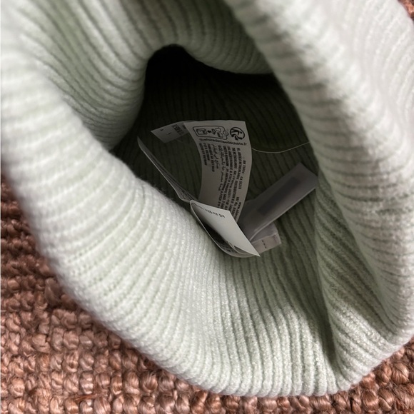 NWT Abercrombie Beanie Toque Hat pale green - Picture 3 of 3